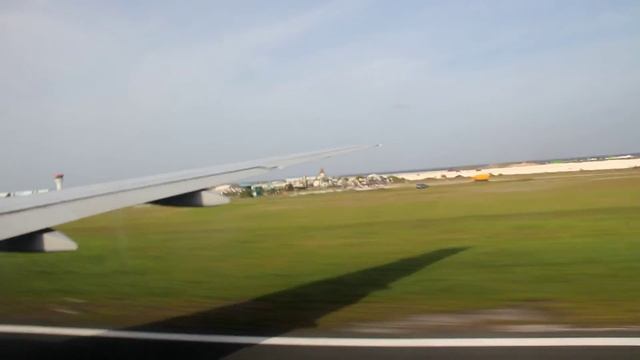 Takeoff from Maldives Ibrahim Nasir International Airport (MLE) on Emirates Boeing 777-200LR смотреть онлайн
