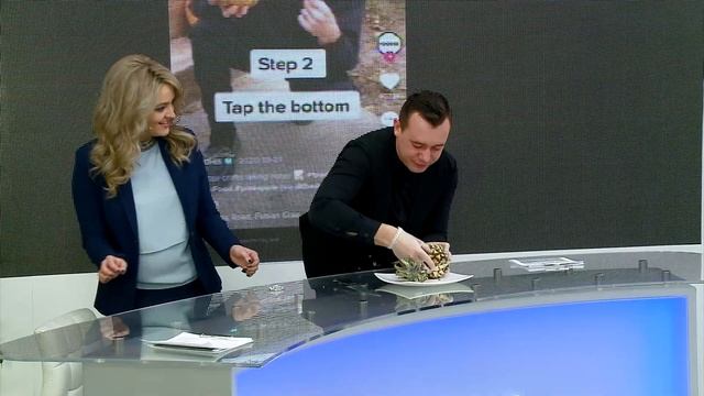 Эксперимент: как почистить ананас без ножа?