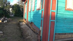 Подъем дома, замена гнилых бревен, выравнивание стен и пола, ужасное состояние задней стены.