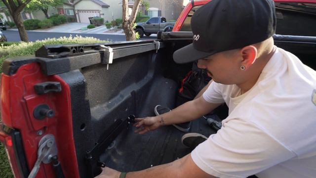 SwingCase UnderCover Truck Bed Tool Box смотреть онлайн