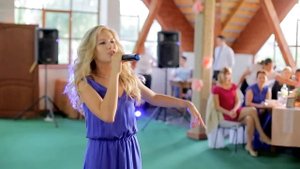 Девушка читает рэп на свадьбе подруги