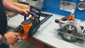 Аккумуляторная циркулярная и цепная пилы от AEG