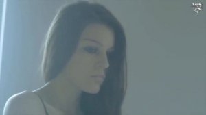 Женщина радость красивая и вызывающая песня