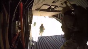 Африканский спецназ отрабатывает прыжки с парашютом