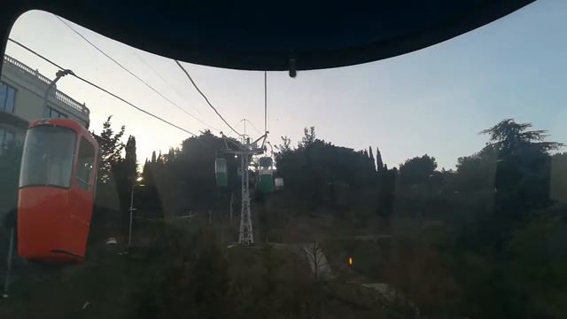 Канатная дорога Ялта-Горка!🤗 Главное успеть запрыгнуть)) смотреть онлайн