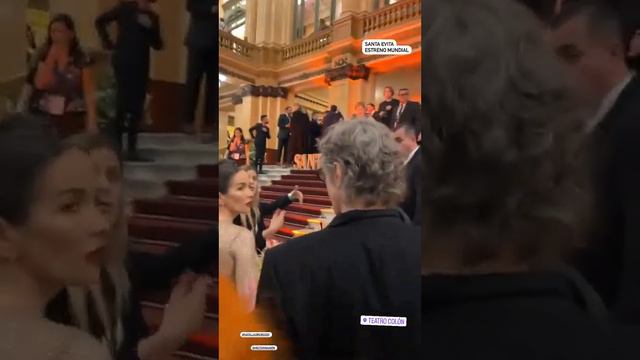 Natalia Oreiro hablando con los periodistas en la Avant Première de "Santa Evita" - Teatro Colón (2