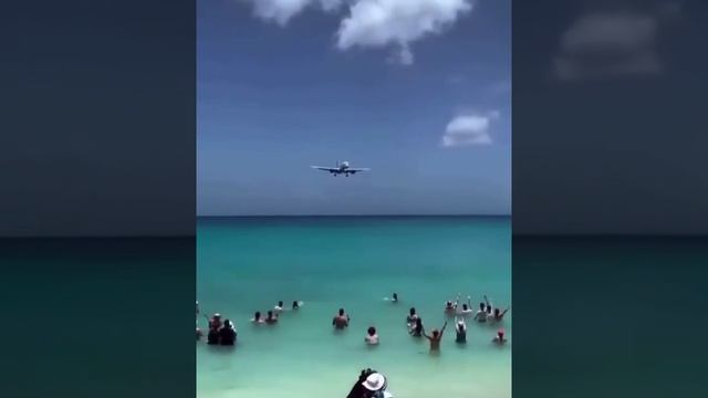 Самый экстремальный пляж в мире: Maho Beach на острове Сен Мартен, Нидерланды.