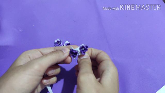 Маленькие цветочки из фоамирана на повязке.Pequeñas flores de foamiran en el vendaje. смотреть онлайн