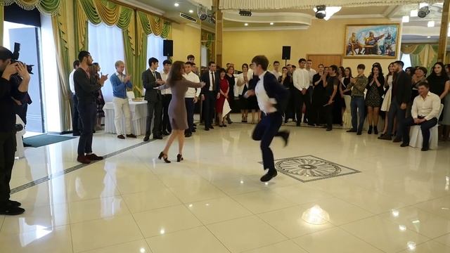 Когда она была маленькой, он учил её танцевать, теперь он танцует с ней на её свадьбе смотреть онлайн