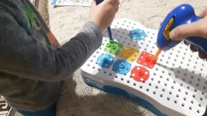 Отктыли и играем в конструктор с шуруповертом это просто крутейшая вещь для начинающих строителей!