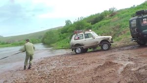 Буксируем ниву через речушку (вторая пошла)