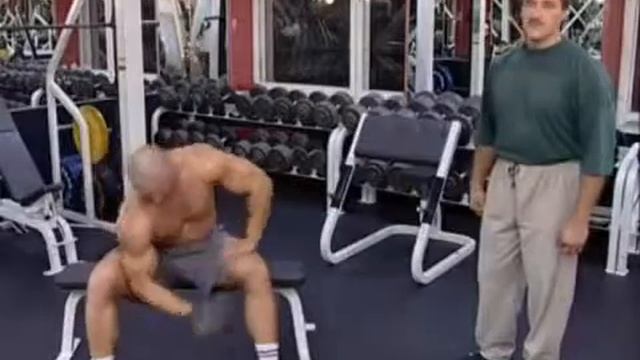 Качаем бицепсы Сгибание руки с гантелью к разноименному плечу смотреть онлайн