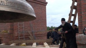 Первый удар в колокол 40 тонн духовником монастыря о. Сергием