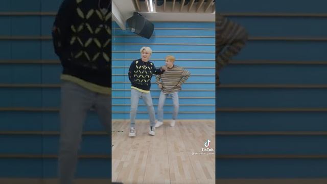 Бан Чан  и Феликс очень  мило  танцует  Видео из Тиктока  Stray Kids