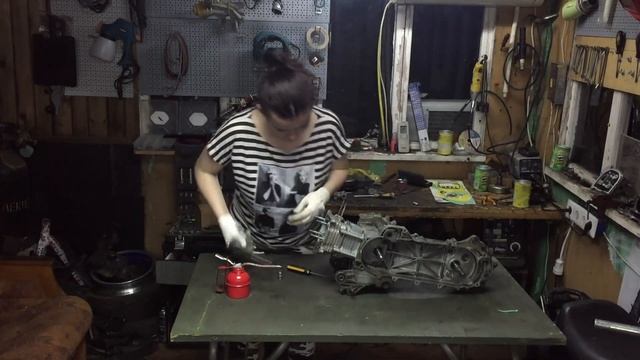 Девушка собирает Двигатель от скутера 139QMB смотреть онлайн