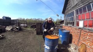 /Как в деревни можно вскрыть бочку без болгарки подручными средствами