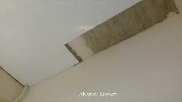 Как клеить потолочную плитку из пенопласта на неровный потолок?