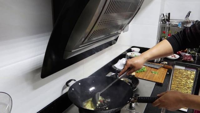 岳父住院，胖哥给丈母娘送饭，小杜在家照顾孩子，两头都不误【胖哥有杜】 смотреть онлайн