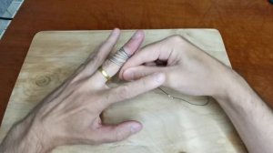 Как снять застрявшее кольцо с пальца (медицинский лайфхак)
