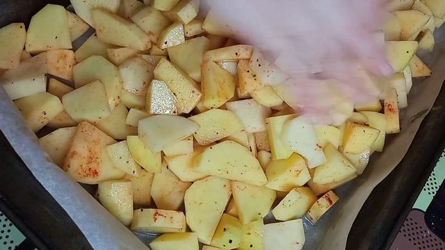 ЗАПЕКАЕМ В ДУХОВКЕ МЯСО С КАРТОШКОЙ (очень вкусный рецепт) смотреть онлайн