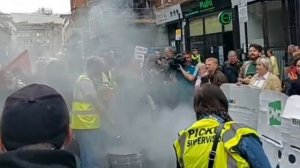 Жители Глазго устроили акцию протеста возле здания энергетического регулятора
