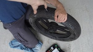 Ремонт колеса мотоцикла с помощью жгута. Делаю сам в первый раз в жизни в рамках учебы