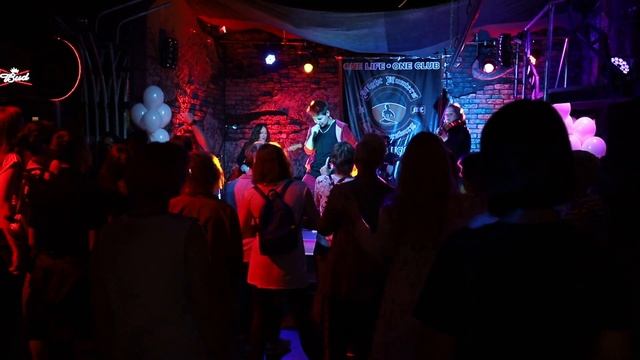 Тишина в зале - По потолку бегать