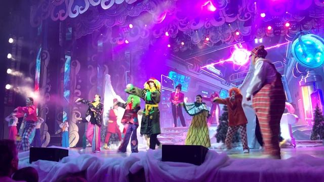 Танец чудаковатых людей на новогоднем представлении в Уфе