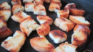 Овощной салат с сухариками и сырным соусом