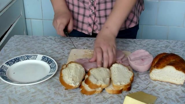 Простые рецепты. Горячие бутерброды с сыром и колбасой в микроволновке. #горячиебутерброды