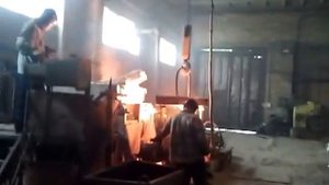 Слив металла из печи в разливочный ковш и дальнейший разлив формы