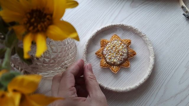 Брошь Подсолнух / своими руками / брошь с историей. #вышивкабисером #брошьсвоимируками #подсолнух