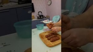 Люля кебаб фарш лепим на шпажки и готовим в аэрогриле