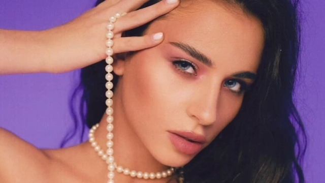 Почему Адель Вейгель ушла из 8 го сезона шоу Холостяк по собственному желанию смотреть онлайн