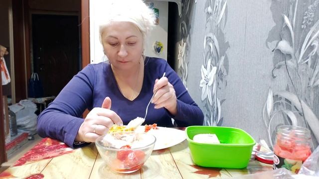 MUKBANG/ПЮРЕШКА С КУРОЧКОЙ/НЕБОЛЬШАЯ ПЕРЕПАЛОЧКА С ЖЕНЕЙ ИЗ-ЗА РАЗБОРА ЁЛКИ? смотреть онлайн