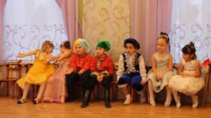 Танец мешка с подарками и раздача их детям.