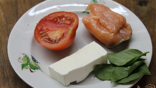Гренки с начинкой из соленой семги, сыра Фета, помидоров и базилика