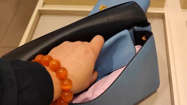 МОДНЫЕ СУМКИ COCCINELLE FIRENZE/АУТЛЕТ В ИТАЛИИ/ШОПИНГ С НАДЁЖНЫМ БАЙЕРОМ В ИТАЛИИ/МОДА/2022/ITALY смотреть онлайн