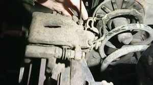 Рено Кенгу 2011 год . Заклинило задний Суппорт.Renault Kangoo. Thermal brake caliper, rusted rod.