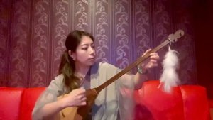 Калмыцкая «Шарка-Барка» на домбре. Японка играет