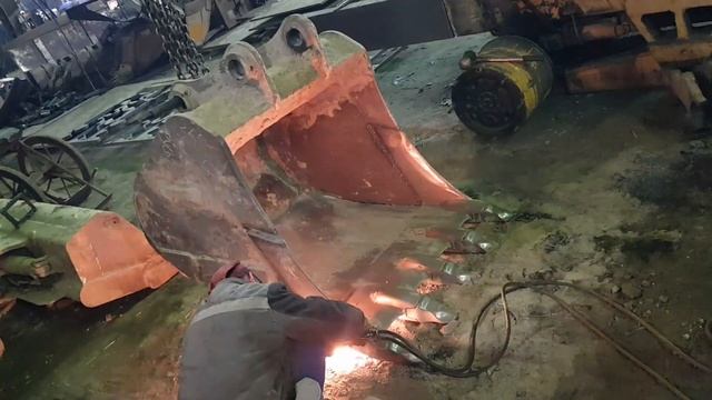 Ремонт навесного оборудования / Excavator bucket rebuild смотреть онлайн