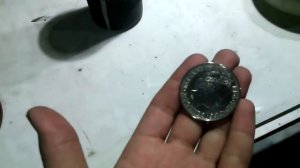 чистка и полировка серебряной монеты