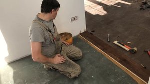 Укладка паркетной доски на стяжку 2 Этап Укладка доски прямо на стяжку с помощью клея SikaBond® 54