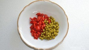 Салат с курицей перцем и зеленым горошком