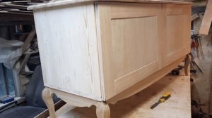 Предмет интерьера-тумбочка на ножках кабриоль.