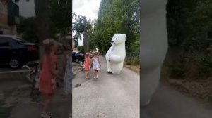 Ростовский мишка танцует зажигательные танцы