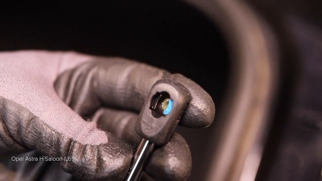 How to change gas struts / tailgate struts on OPEL ASTRA H Saloon [TUTORIAL AUTODOC] смотреть онлайн