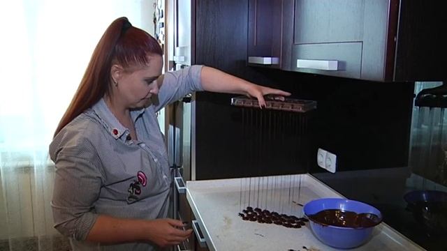 Шоколад из африканских какао-бобов использует для своих сладких экспериментов Елена Токарева. смотреть онлайн