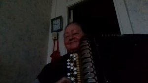 Бабушка играет на баяне