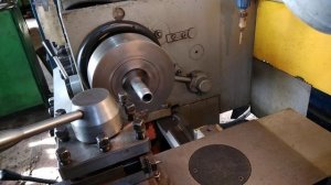 Попадание в шаг резьбы, некратной шагу винта, с размыканием маточной гайки без резьбоуказателя.